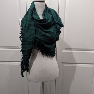 Beautiful rich hunter green scarf!
